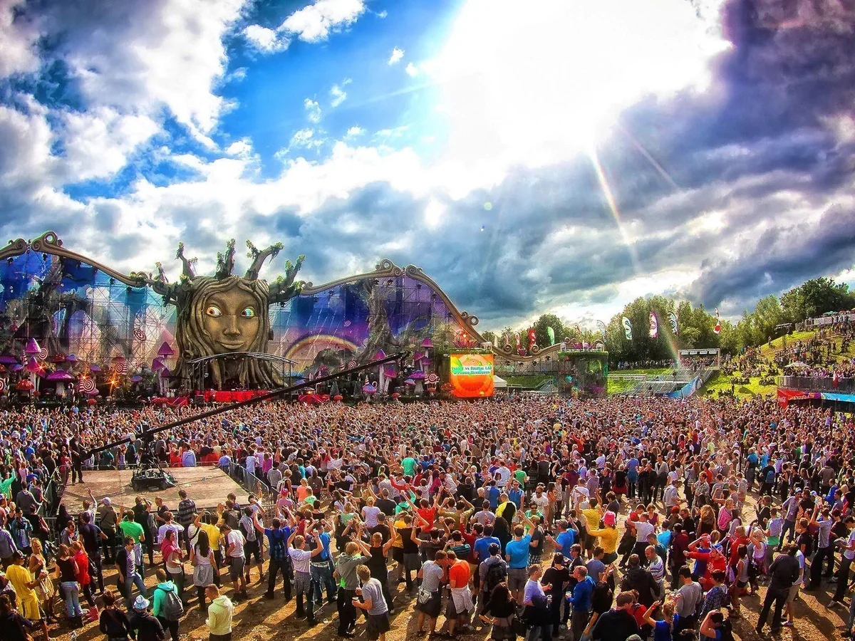 Фестивальная сцена и публика Tomorrowland для сравнения цены билета