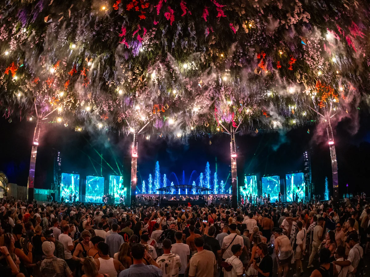 Историческая сцена Tomorrowland и публика фестиваля