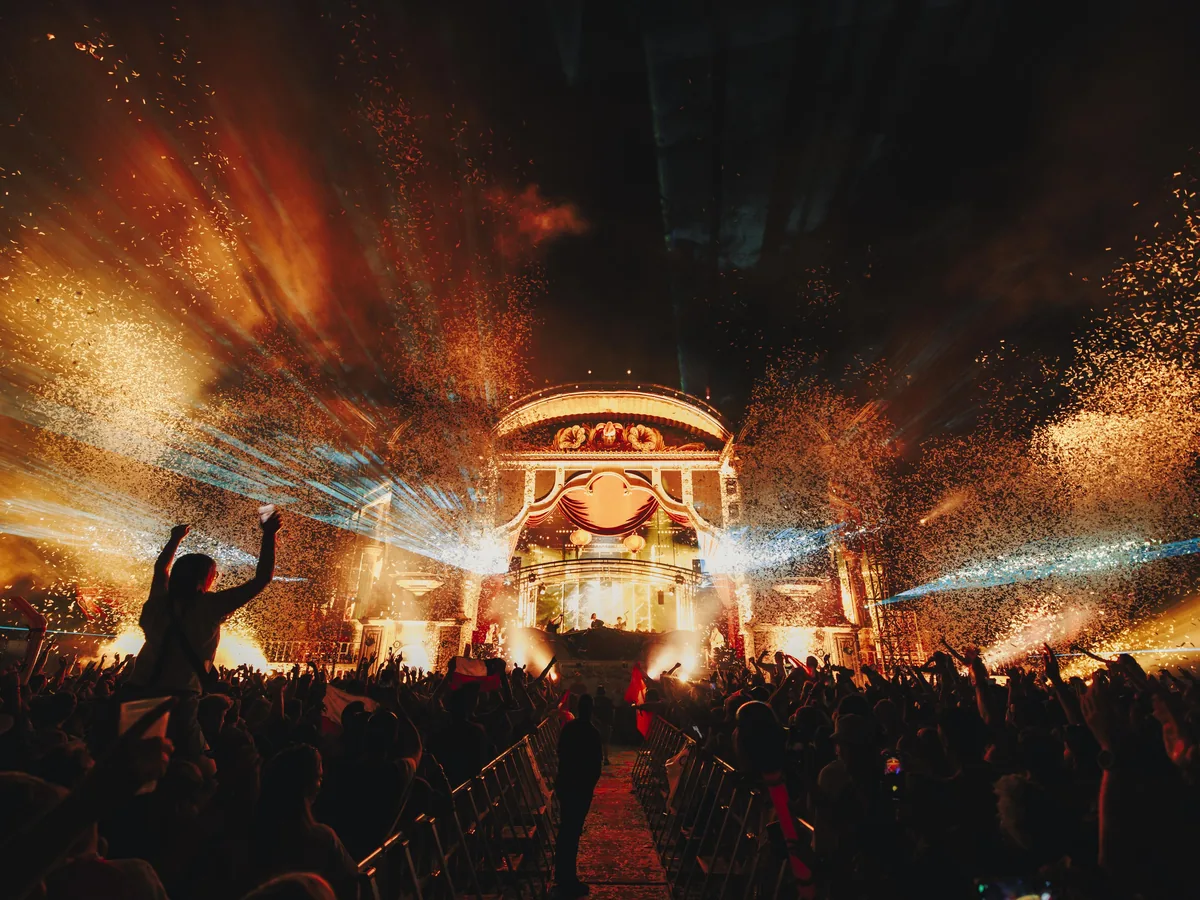Главная сцена Tomorrowland и гости фестиваля