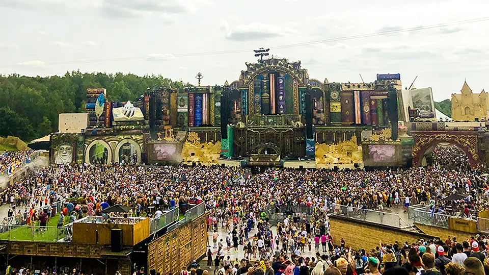 Легендарная главная сцена Tomorrowland с впечатляющим освещением и пиротехникой ночью